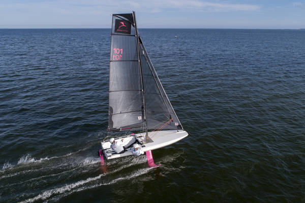 BirdyFish Vliegen over het water foiling zeilen 3.jpg 