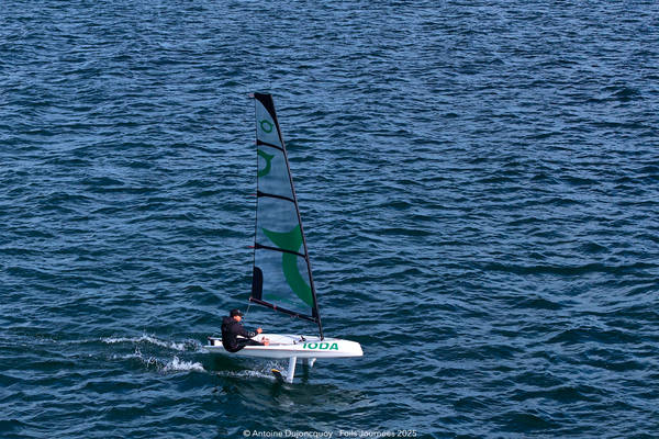 IODA by BirdyFish Vliegen over het water foiling zeilen 1.jpg 